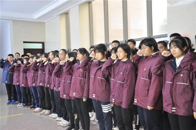 玩滑板的男孩逃脱2